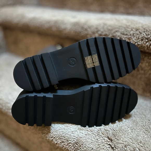 Michael Kors Size 10 Bryce Bootie Lace up New in box - Picture 4 of 5